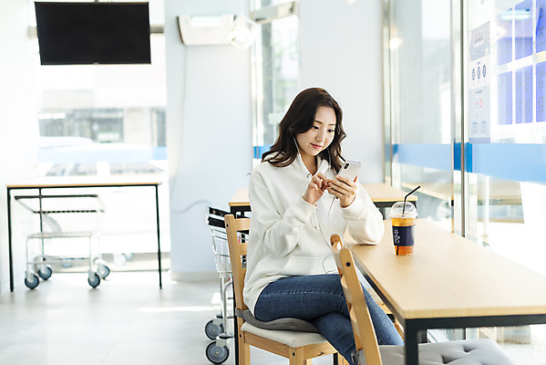 포토 JPG 우먼라이프 라이프스타일 응시 여자 커피 이어폰 휴식 건조 한명 앉기 상반신 20대 청년 성인 앞모습 스마트폰 깨끗함 청결 한국인 기다림 빨래 책상 빨래방 자취 싱글라이프 청년여자한명만 성인여자한명만 무인매장 국내포토 1 시선 음료 뷰포인트 음향기기 가구 컨셉 가사 모션 사람 동양인 생활 핸드폰 스마트기기 상점 위생 여자한명만 성인여자만 청년여자만 파일형식