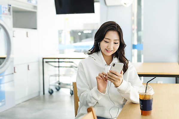포토 JPG 우먼라이프 라이프스타일 응시 여자 커피 이어폰 휴식 건조 한명 앉기 상반신 20대 청년 성인 앞모습 스마트폰 깨끗함 청결 한국인 기다림 빨래 책상 빨래방 자취 싱글라이프 청년여자한명만 성인여자한명만 무인매장 국내포토 1 시선 음료 뷰포인트 음향기기 가구 컨셉 가사 모션 사람 동양인 생활 핸드폰 스마트기기 상점 위생 여자한명만 성인여자만 청년여자만 파일형식