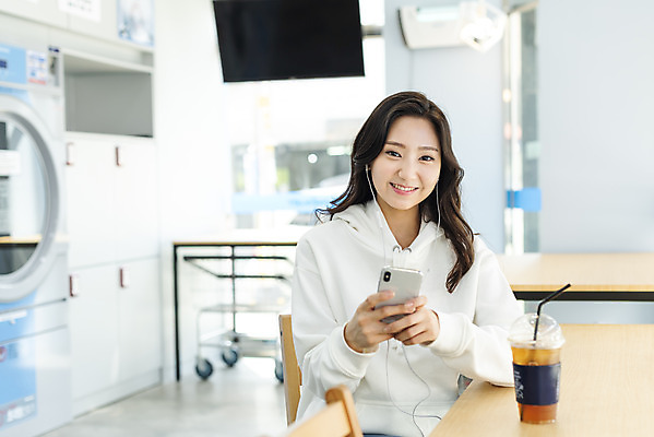 포토 JPG 우먼라이프 라이프스타일 응시 여자 커피 이어폰 휴식 건조 한명 미소 앉기 상반신 20대 청년 성인 앞모습 스마트폰 깨끗함 청결 한국인 기다림 빨래 책상 빨래방 자취 싱글라이프 청년여자한명만 성인여자한명만 무인매장 국내포토 1 시선 음료 뷰포인트 음향기기 가구 컨셉 가사 모션 표정 사람 동양인 생활 핸드폰 스마트기기 상점 위생 여자한명만 성인여자만 청년여자만 파일형식