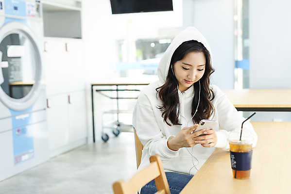 포토 JPG 우먼라이프 라이프스타일 응시 여자 커피 휴식 건조 한명 앉기 상반신 20대 청년 성인 앞모습 스마트폰 깨끗함 청결 한국인 기다림 빨래 책상 빨래방 자취 싱글라이프 청년여자한명만 성인여자한명만 무인매장 국내포토 1 시선 음료 뷰포인트 가구 컨셉 가사 모션 사람 동양인 생활 핸드폰 스마트기기 상점 위생 여자한명만 성인여자만 청년여자만 파일형식