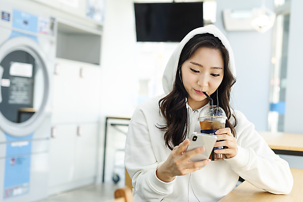 포토 JPG 우먼라이프 라이프스타일 응시 여자 커피 휴식 건조 한명 앉기 상반신 20대 청년 성인 앞모습 스마트폰 깨끗함 청결 한국인 기다림 빨래 책상 빨래방 자취 싱글라이프 청년여자한명만 성인여자한명만 무인매장 국내포토 1 시선 음료 뷰포인트 가구 컨셉 가사 모션 사람 동양인 생활 핸드폰 스마트기기 상점 위생 여자한명만 성인여자만 청년여자만 파일형식