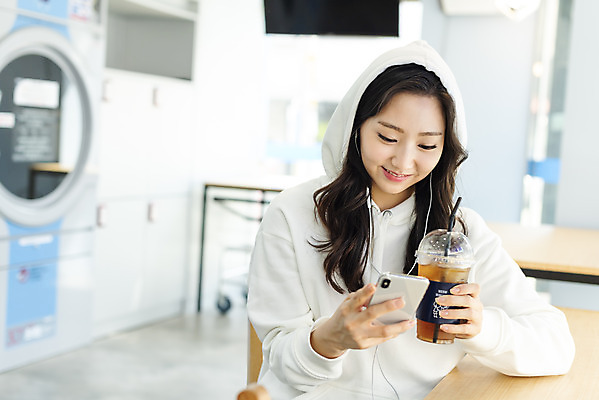 포토 JPG 우먼라이프 라이프스타일 응시 여자 커피 휴식 건조 한명 앉기 상반신 20대 청년 성인 앞모습 스마트폰 깨끗함 청결 한국인 기다림 빨래 책상 빨래방 자취 싱글라이프 청년여자한명만 성인여자한명만 무인매장 국내포토 1 시선 음료 뷰포인트 가구 컨셉 가사 모션 사람 동양인 생활 핸드폰 스마트기기 상점 위생 여자한명만 성인여자만 청년여자만 파일형식