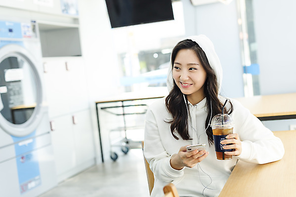 포토 JPG 우먼라이프 라이프스타일 응시 여자 커피 휴식 건조 한명 미소 앉기 상반신 20대 청년 성인 앞모습 스마트폰 깨끗함 청결 한국인 기다림 빨래 책상 빨래방 자취 싱글라이프 청년여자한명만 성인여자한명만 무인매장 국내포토 1 시선 음료 뷰포인트 가구 컨셉 가사 모션 표정 사람 동양인 생활 핸드폰 스마트기기 상점 위생 여자한명만 성인여자만 청년여자만 파일형식