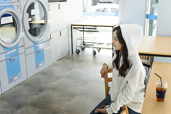 포토 JPG 우먼라이프 라이프스타일 응시 여자 커피 휴식 건조 한명 앉기 상반신 20대 청년 성인 옆모습 스마트폰 깨끗함 청결 한국인 기다림 빨래 책상 빨래방 자취 싱글라이프 청년여자한명만 성인여자한명만 무인매장 국내포토 1 시선 음료 뷰포인트 가구 컨셉 가사 모션 사람 동양인 생활 핸드폰 스마트기기 상점 위생 여자한명만 성인여자만 청년여자만 파일형식