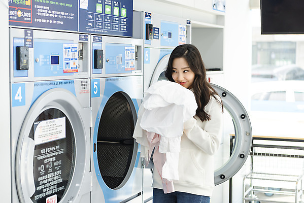 포토 JPG 우먼라이프 라이프스타일 여자 건조 한명 서기 상반신 20대 청년 성인 앞모습 깨끗함 청결 이불 한국인 빨래 만족 향기 꺼내기 빨래방 자취 싱글라이프 청년여자한명만 성인여자한명만 무인매장 국내포토 1 감정 뷰포인트 컨셉 가사 침구 모션 사람 동양인 생활 상점 위생 냄새 여자한명만 성인여자만 청년여자만 파일형식
