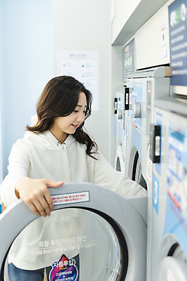 포토 JPG 우먼라이프 라이프스타일 여자 건조 한명 서기 상반신 20대 청년 성인 옆모습 깨끗함 청결 이불 한국인 빨래 빨래방 자취 싱글라이프 청년여자한명만 성인여자한명만 무인매장 국내포토 1 뷰포인트 컨셉 가사 침구 모션 사람 동양인 생활 상점 위생 여자한명만 성인여자만 청년여자만 파일형식