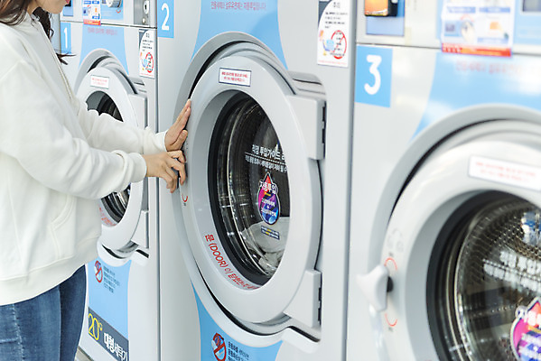 포토 JPG 우먼라이프 라이프스타일 여자 건조 한명 서기 상반신 20대 청년 성인 옆모습 깨끗함 청결 이불 한국인 빨래 꺼내기 빨래방 자취 싱글라이프 청년여자한명만 성인여자한명만 무인매장 국내포토 1 뷰포인트 컨셉 가사 침구 모션 사람 동양인 생활 상점 위생 여자한명만 성인여자만 청년여자만 파일형식