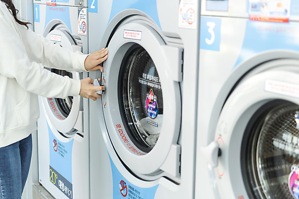 포토 JPG 우먼라이프 라이프스타일 여자 건조 한명 서기 상반신 20대 청년 성인 옆모습 깨끗함 청결 이불 한국인 빨래 꺼내기 빨래방 자취 싱글라이프 청년여자한명만 성인여자한명만 무인매장 국내포토 1 뷰포인트 컨셉 가사 침구 모션 사람 동양인 생활 상점 위생 여자한명만 성인여자만 청년여자만 파일형식