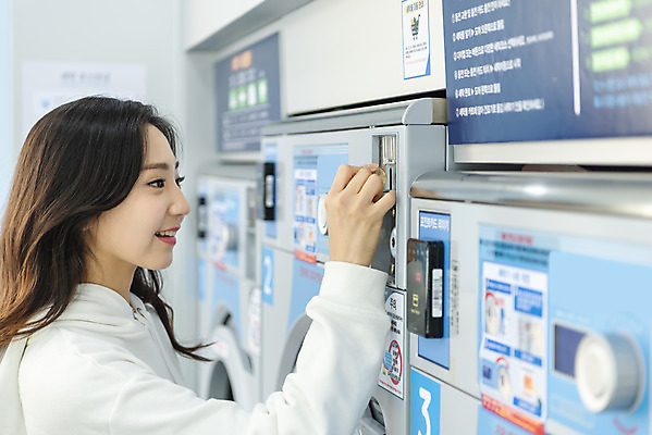 포토 JPG 우먼라이프 라이프스타일 여자 건조 한명 서기 미소 상반신 20대 청년 성인 옆모습 깨끗함 동전 청결 이불 한국인 빨래 넣기 빨래방 자취 싱글라이프 청년여자한명만 성인여자한명만 무인매장 국내포토 1 뷰포인트 컨셉 가사 돈 침구 모션 표정 사람 동양인 생활 상점 위생 여자한명만 성인여자만 청년여자만 파일형식