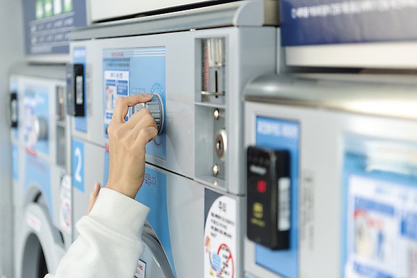 포토 JPG 우먼라이프 라이프스타일 손 실내 한명 근접촬영 20대 청년 성인 신체부위 깨끗함 기계 청결 한국인 잡기 빨래 세탁기 돌리기 빨래방 자취 작동 싱글라이프 청년여자한명만 성인여자한명만 무인매장 국내포토 1 뷰포인트 컨셉 가사 모션 사람 동양인 내부 생활 상점 가전제품 위생 여자한명만 성인여자만 청년여자만 파일형식