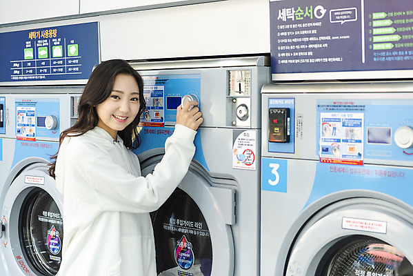 포토 JPG 우먼라이프 라이프스타일 여자 건조 한명 서기 상반신 20대 청년 성인 옆모습 깨끗함 청결 한국인 기다림 빨래 빨래방 자취 싱글라이프 청년여자한명만 성인여자한명만 무인매장 국내포토 1 뷰포인트 컨셉 가사 모션 사람 동양인 생활 상점 위생 여자한명만 성인여자만 청년여자만 파일형식