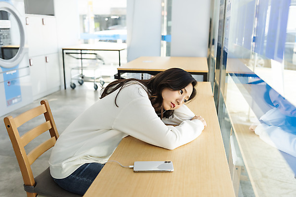 포토 JPG 우먼라이프 라이프스타일 여자 음악 엎드리기 휴식 한명 앉기 상반신 20대 청년 성인 옆모습 스마트폰 청결 음악감상 듣기 한국인 기다림 빨래 지루함 빨래방 자취 싱글라이프 청년여자한명만 성인여자한명만 무인매장 국내포토 1 감정 뷰포인트 컨셉 가사 모션 문화예술 사람 동양인 생활 핸드폰 스마트기기 상점 감상 위생 여자한명만 성인여자만 청년여자만 파일형식