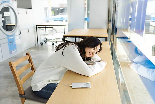 포토 JPG 우먼라이프 라이프스타일 여자 음악 엎드리기 휴식 한명 앉기 상반신 20대 청년 성인 옆모습 스마트폰 청결 음악감상 듣기 한국인 기다림 빨래 빨래방 자취 싱글라이프 청년여자한명만 성인여자한명만 무인매장 국내포토 1 뷰포인트 컨셉 가사 모션 문화예술 사람 동양인 생활 핸드폰 스마트기기 상점 감상 위생 여자한명만 성인여자만 청년여자만 파일형식