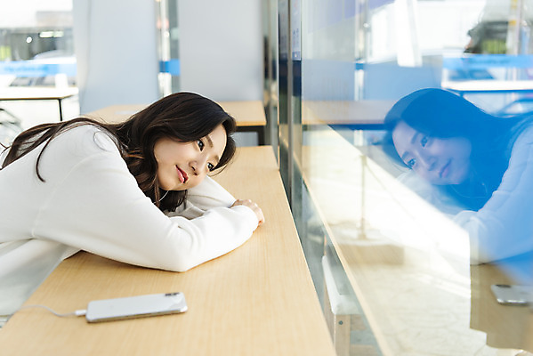 포토 JPG 우먼라이프 라이프스타일 여자 음악 엎드리기 휴식 한명 앉기 상반신 20대 청년 성인 옆모습 청결 음악감상 듣기 한국인 기다림 빨래 빨래방 자취 싱글라이프 청년여자한명만 성인여자한명만 무인매장 국내포토 1 뷰포인트 컨셉 가사 모션 문화예술 사람 동양인 생활 상점 감상 위생 여자한명만 성인여자만 청년여자만 파일형식