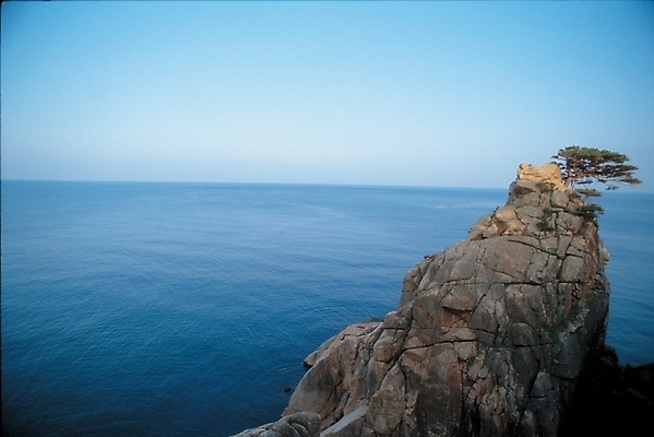 포토 JPG 주간 바다 자연 하늘 산 풍경 사람없음 야외 절벽 기암절벽 국내포토 자연요소 생태계 파일형식