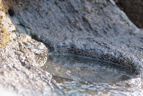 포토 JPG 주간 겨울 자연 산 풍경 사람없음 야외 물 돌_바위 바위 샘물 국내포토 자연요소 계절 생태계 파일형식