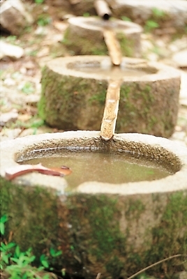 포토 JPG 주간 한국전통 자연 산 이끼 풍경 사람없음 야외 물 돌_바위 바위 샘물 옹달샘 국내포토 자연요소 전통 한국 생태계 파일형식