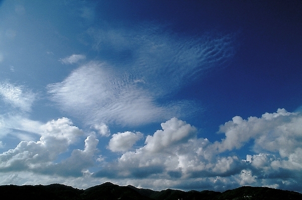 포토 JPG 주간 구름 자연 하늘 풍경 사람없음 야외 파란색 뭉게구름 국내포토 자연요소 컬러 생태계 파일형식 구름_자연