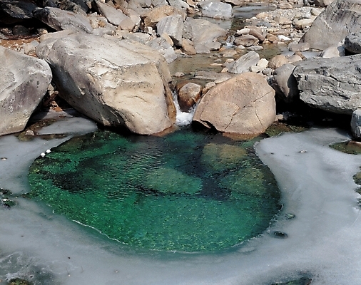 포토 JPG 주간 사계절 계절 겨울 자연 풍경 사람없음 야외 물 골짜기 계곡 얼음 돌_바위 바위 개울 얼음꽃 국내포토 자연요소 강 생태계 파일형식