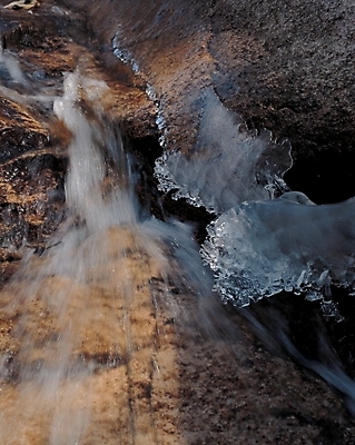 포토 JPG 주간 사계절 계절 겨울 자연 풍경 사람없음 야외 물 골짜기 계곡 얼음 돌_바위 바위 개울 얼음꽃 국내포토 자연요소 강 생태계 파일형식