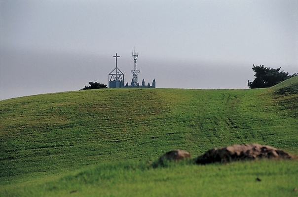 포토 JPG 주간 자연 하늘 풍경 잔디 초원 사람없음 야외 건물 교회 풀 언덕 흐림 국내포토 자연요소 식물 건축물 종교건축 날씨 생태계 파일형식