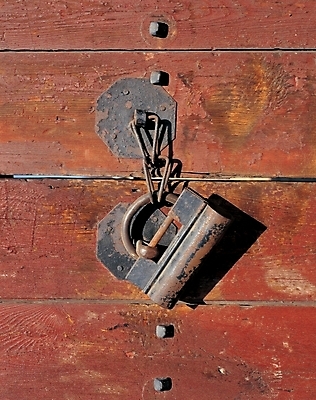 포토 JPG 주간 한국문화 한국전통 전통 생활용품 자물쇠 사람없음 야외 목재 문 오브젝트 보안장치 국내포토 자연요소 나무 동양문화 재료 한국 장비 보안 파일형식