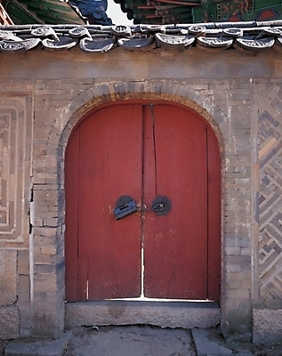 포토 JPG 주간 한국문화 한국전통 전통 시설물 건축 문화 고건축 한국건축 자물쇠 기와 사람없음 야외 담장 문 동양건축 문화재 단청 보안장치 고풍 국내포토 자연요소 동양문화 건축물 한국 장비 보안 파일형식 동양