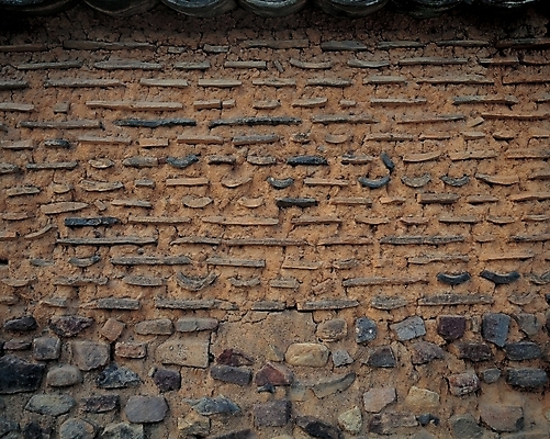 포토 JPG 주간 전통 시설물 건축 문화 백그라운드 고건축 자연 돌담 사람없음 야외 담장 동양건축 궁전 흙담 국내포토 자연요소 건축물 돌_바위 생태계 파일형식 동양