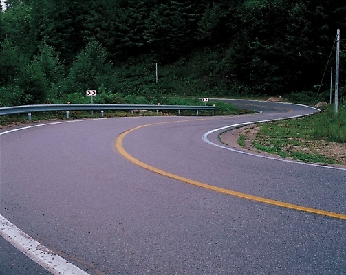 포토 JPG 주간 시설물 현대건축 건축 도로 길 자연 풍경 사람없음 야외 중앙선 꼬부랑길 국내포토 자연요소 건축물 교통시설 생태계 파일형식
