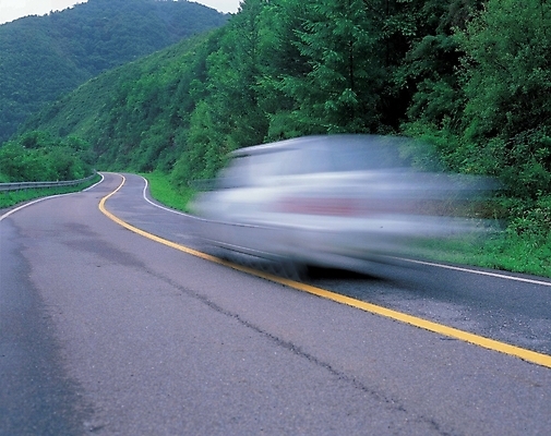 포토 JPG 주간 시설물 현대건축 건축 도로 길 육상교통 교통 자동차 자연 산 풍경 사람없음 야외 숲 주행 중앙선 국내포토 자연요소 건축물 교통수단 교통시설 생태계 파일형식