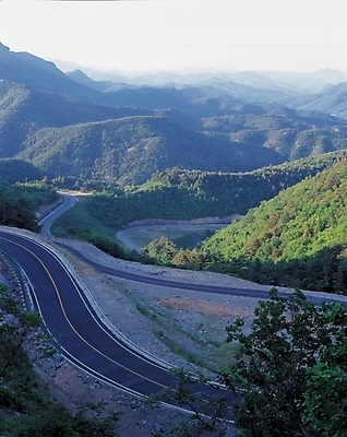 포토 JPG 주간 시설물 현대건축 건축 도로 길 자연 산 풍경 사람없음 야외 산등성이 꼬부랑길 국내포토 자연요소 건축물 교통시설 생태계 파일형식