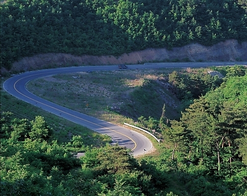 포토 JPG 주간 시설물 현대건축 건축 도로 길 자연 풍경 사람없음 야외 꼬부랑길 국내포토 자연요소 건축물 교통시설 생태계 파일형식