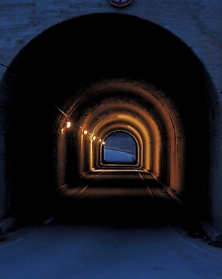 포토 JPG 시설물 공공시설 현대건축 건축 도로 길 자연 조명 풍경 사람없음 야외 터널 야간 국내포토 자연요소 건축물 교통시설 시설 생태계 파일형식