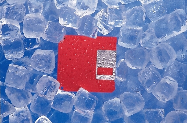 포토 JPG 스튜디오촬영 실내 사람없음 빨간색 사무용품 얼음 플로피디스크 오브젝트 저장장치 얼음조각 국내포토 자연요소 컬러 문구용품 내부 컴퓨터용품 파일형식