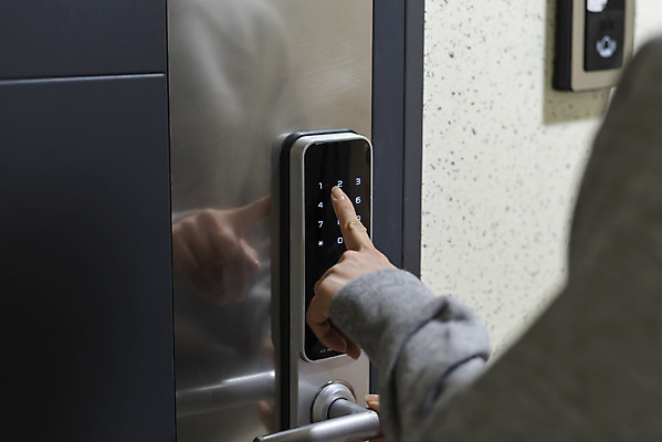 포토 JPG 우먼라이프 손 여자 한손 실내 한명 20대 청년 성인 신체부위 터치 한국인 누름 암호 무서움 불안 사회이슈 현관문 보안 공포 방범 자취 치안 싱글라이프 성인여자한명만 국내포토 1 라이프스타일 감정 컨셉 모션 안전 사람 동양인 내부 문 여자한명만 성인여자만 파일형식