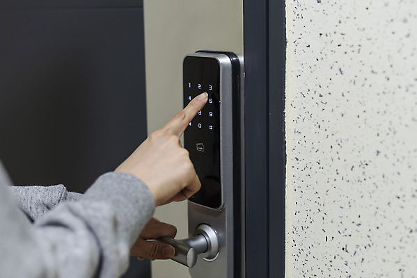 포토 JPG 우먼라이프 손 여자 아파트 한손 실내 한명 20대 청년 성인 신체부위 터치 한국인 누름 암호 무서움 불안 사회이슈 현관문 보안 공포 방범 자취 치안 싱글라이프 성인여자한명만 국내포토 1 라이프스타일 감정 컨셉 모션 주택 안전 사람 동양인 내부 문 여자한명만 성인여자만 파일형식