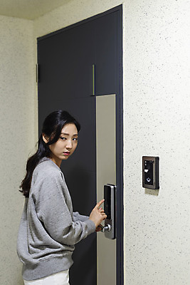 포토 JPG 우먼라이프 응시 여자 아파트 실내 한명 서기 상반신 20대 청년 성인 옆모습 터치 한국인 암호 무서움 불안 사회이슈 현관문 보안 공포 눈치 방범 자취 치안 싱글라이프 성인여자한명만 국내포토 1 라이프스타일 시선 감정 뷰포인트 컨셉 모션 주택 안전 사람 동양인 내부 문 여자한명만 성인여자만 파일형식