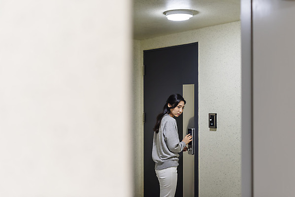포토 JPG 우먼라이프 응시 여자 아파트 실내 한명 서기 상반신 20대 청년 성인 옆모습 터치 한국인 암호 무서움 불안 사회이슈 현관문 보안 공포 눈치 방범 자취 치안 싱글라이프 성인여자한명만 국내포토 1 라이프스타일 시선 감정 뷰포인트 컨셉 모션 주택 안전 사람 동양인 내부 문 여자한명만 성인여자만 파일형식