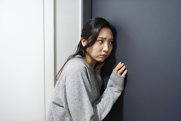 포토 JPG 우먼라이프 여자 실내 한명 서기 상반신 20대 청년 성인 옆모습 기댐 듣기 한국인 무서움 불안 사회이슈 현관문 보안 공포 방범 자취 치안 싱글라이프 성인여자한명만 국내포토 1 라이프스타일 감정 뷰포인트 컨셉 모션 안전 사람 동양인 내부 문 여자한명만 성인여자만 파일형식
