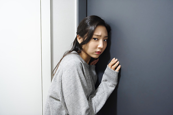 포토 JPG 우먼라이프 여자 실내 한명 서기 상반신 20대 청년 성인 옆모습 기댐 듣기 한국인 무서움 불안 사회이슈 현관문 보안 공포 방범 자취 치안 싱글라이프 성인여자한명만 국내포토 1 라이프스타일 감정 뷰포인트 컨셉 모션 안전 사람 동양인 내부 문 여자한명만 성인여자만 파일형식