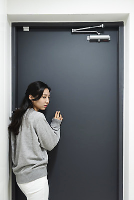 포토 JPG 우먼라이프 여자 실내 한명 서기 상반신 20대 청년 성인 옆모습 기댐 듣기 한국인 무서움 불안 사회이슈 현관문 보안 공포 방범 자취 치안 싱글라이프 성인여자한명만 국내포토 1 라이프스타일 감정 뷰포인트 컨셉 모션 안전 사람 동양인 내부 문 여자한명만 성인여자만 파일형식