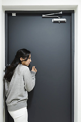 포토 JPG 우먼라이프 여자 실내 한명 서기 상반신 20대 청년 성인 옆모습 기댐 듣기 한국인 무서움 불안 사회이슈 현관문 보안 공포 방범 자취 치안 싱글라이프 성인여자한명만 국내포토 1 라이프스타일 감정 뷰포인트 컨셉 모션 안전 사람 동양인 내부 문 여자한명만 성인여자만 파일형식