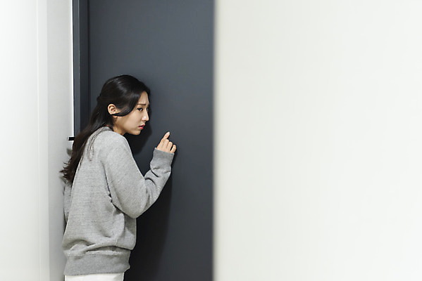 포토 JPG 우먼라이프 여자 실내 한명 서기 상반신 20대 청년 성인 옆모습 기댐 듣기 한국인 무서움 불안 사회이슈 현관문 보안 공포 방범 자취 치안 싱글라이프 성인여자한명만 국내포토 1 라이프스타일 감정 뷰포인트 컨셉 모션 안전 사람 동양인 내부 문 여자한명만 성인여자만 파일형식