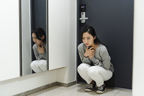 포토 JPG 우먼라이프 여자 실내 한명 들기 앉기 20대 청년 성인 앞모습 스마트폰 한국인 무서움 불안 사회이슈 현관문 보안 공포 웅크림 방범 자취 치안 싱글라이프 성인여자한명만 국내포토 1 라이프스타일 감정 뷰포인트 컨셉 모션 안전 사람 동양인 내부 핸드폰 스마트기기 문 여자한명만 성인여자만 파일형식