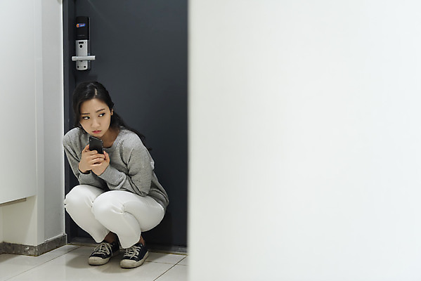 포토 JPG 우먼라이프 여자 실내 한명 들기 앉기 20대 청년 성인 앞모습 스마트폰 한국인 무서움 불안 사회이슈 현관문 보안 공포 웅크림 방범 자취 치안 싱글라이프 성인여자한명만 국내포토 1 라이프스타일 감정 뷰포인트 컨셉 모션 안전 사람 동양인 내부 핸드폰 스마트기기 문 여자한명만 성인여자만 파일형식