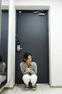 포토 JPG 우먼라이프 응시 여자 실내 한명 들기 앉기 20대 청년 성인 앞모습 스마트폰 한국인 무서움 불안 사회이슈 현관문 보안 공포 웅크림 방범 자취 치안 싱글라이프 성인여자한명만 국내포토 1 라이프스타일 시선 감정 뷰포인트 컨셉 모션 안전 사람 동양인 내부 핸드폰 스마트기기 문 여자한명만 성인여자만 파일형식