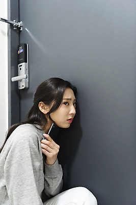 포토 JPG 우먼라이프 여자 실내 한명 들기 앉기 상반신 20대 청년 성인 옆모습 스마트폰 듣기 한국인 무서움 불안 사회이슈 현관문 보안 공포 웅크림 방범 자취 치안 싱글라이프 성인여자한명만 국내포토 1 라이프스타일 감정 뷰포인트 컨셉 모션 안전 사람 동양인 내부 핸드폰 스마트기기 문 여자한명만 성인여자만 파일형식