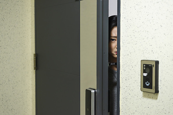 포토 JPG 우먼라이프 응시 여자 얼굴 아파트 실내 한명 20대 청년 성인 신체부위 한국인 초인종 무서움 불안 사회이슈 확인 현관문 보안 공포 얼굴가리기 방범 자취 치안 싱글라이프 성인여자한명만 국내포토 1 라이프스타일 시선 감정 컨셉 주택 안전 사람 동양인 내부 문 종 가림 여자한명만 성인여자만 파일형식