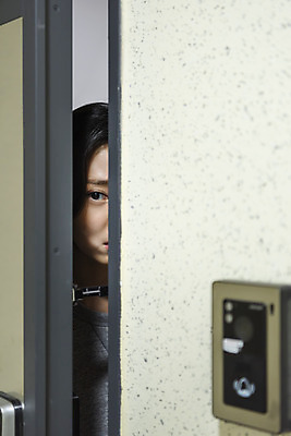 포토 JPG 우먼라이프 응시 여자 얼굴 아파트 실내 한명 20대 청년 성인 신체부위 한국인 초인종 무서움 불안 사회이슈 확인 현관문 보안 공포 얼굴가리기 방범 자취 치안 싱글라이프 성인여자한명만 국내포토 1 라이프스타일 시선 감정 컨셉 주택 안전 사람 동양인 내부 문 종 가림 여자한명만 성인여자만 파일형식