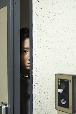 포토 JPG 우먼라이프 응시 여자 얼굴 실내 한명 20대 청년 성인 신체부위 한국인 초인종 무서움 불안 사회이슈 확인 현관문 보안 공포 얼굴가리기 방범 자취 치안 싱글라이프 성인여자한명만 국내포토 1 라이프스타일 시선 감정 컨셉 안전 사람 동양인 내부 문 종 가림 여자한명만 성인여자만 파일형식